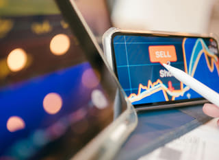 Trader działający na wielu rynkach podczas analizy opcji Bitcoin, Ethereum i forex